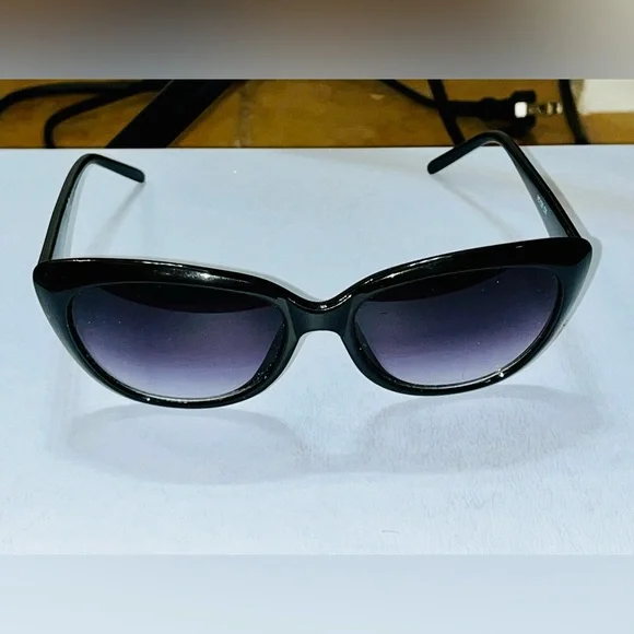 Vince Camuto Black Oversized Sunglasses - Picture 8 of 10